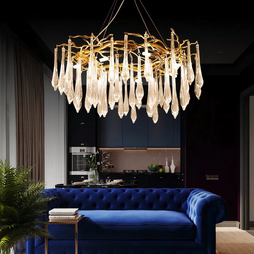 lustre goutte d'eau dorée en cristal au design moderne dans un salon chic dans les tons bleu