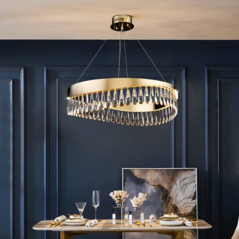 lustre goutte d'eau LED en cristal avec pampille au dessus d'une salle à manger
