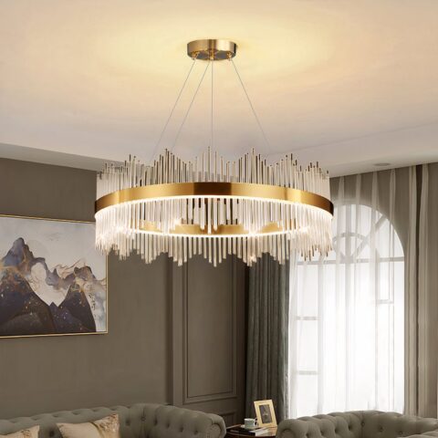 Dans un salon on peut voir pendre au plafond un lustre majestueux style plafonnier de princesse.