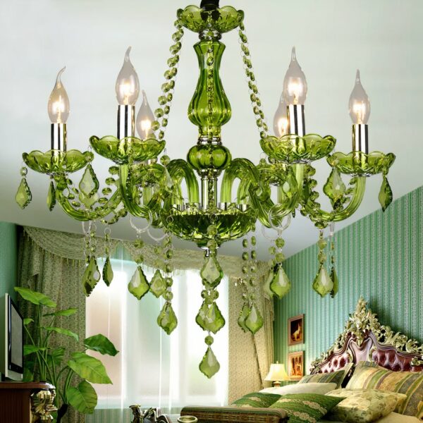 Dans une chambre on peut voir au plafond un lustre style vintage vert.