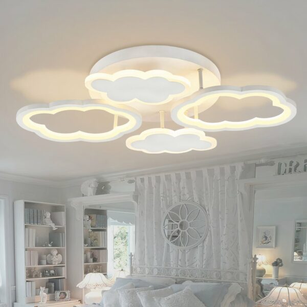 Lustre nuage blanc et moderne en aluminium dans une chambre sur fond blanc