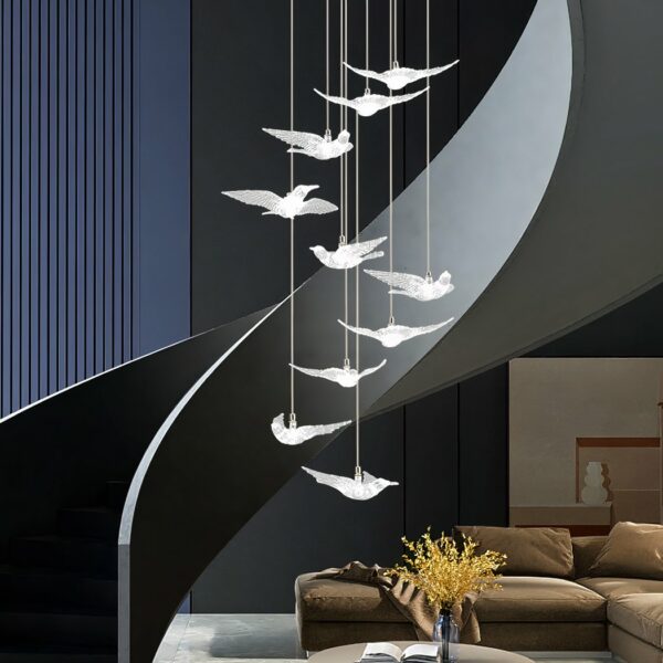 lustre oiseaux LED pendant blanc devant un escalier dans un salon