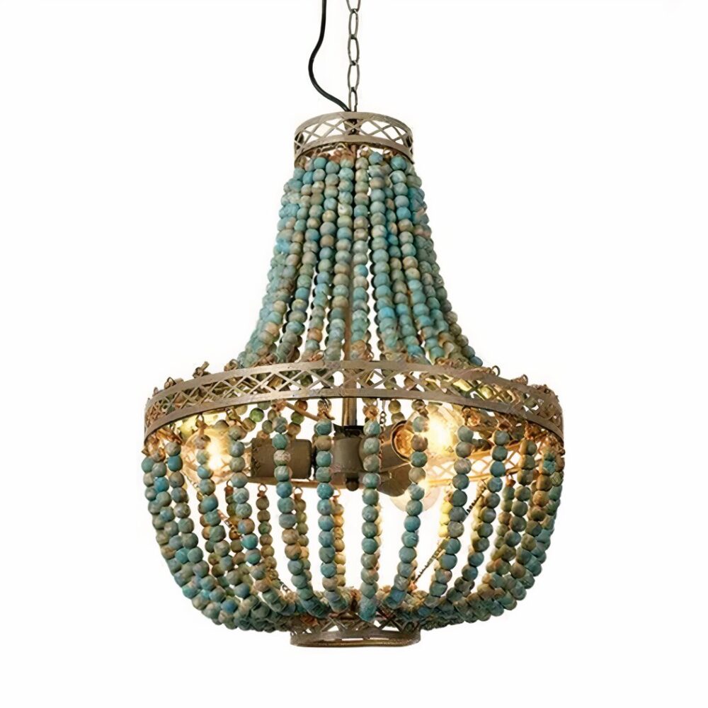 Sur un fond blanc on voit un lustre oriental aux sublimes perles bleues.