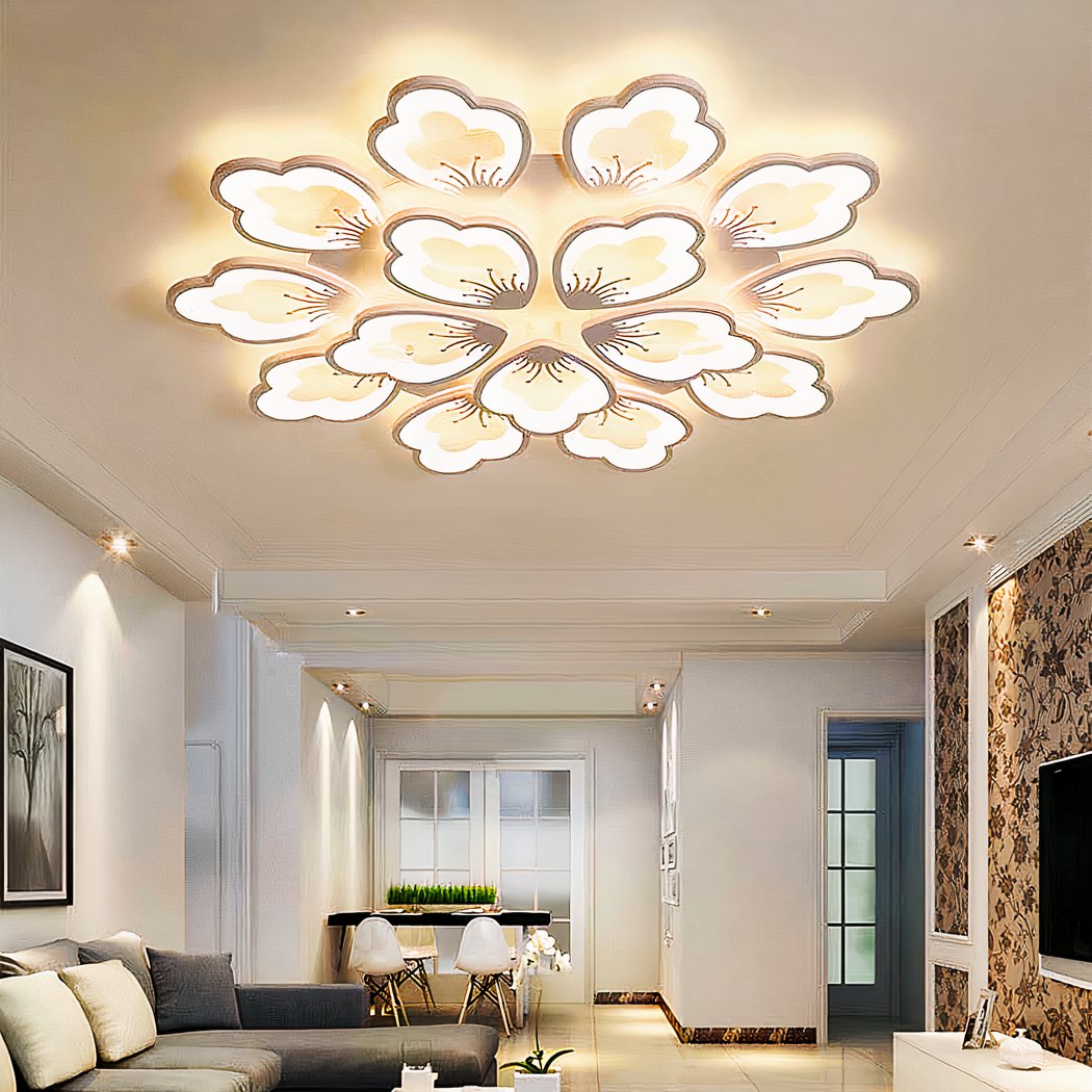 Lustre pétale LED de style moderne en métal dans une pièce sur fond beige