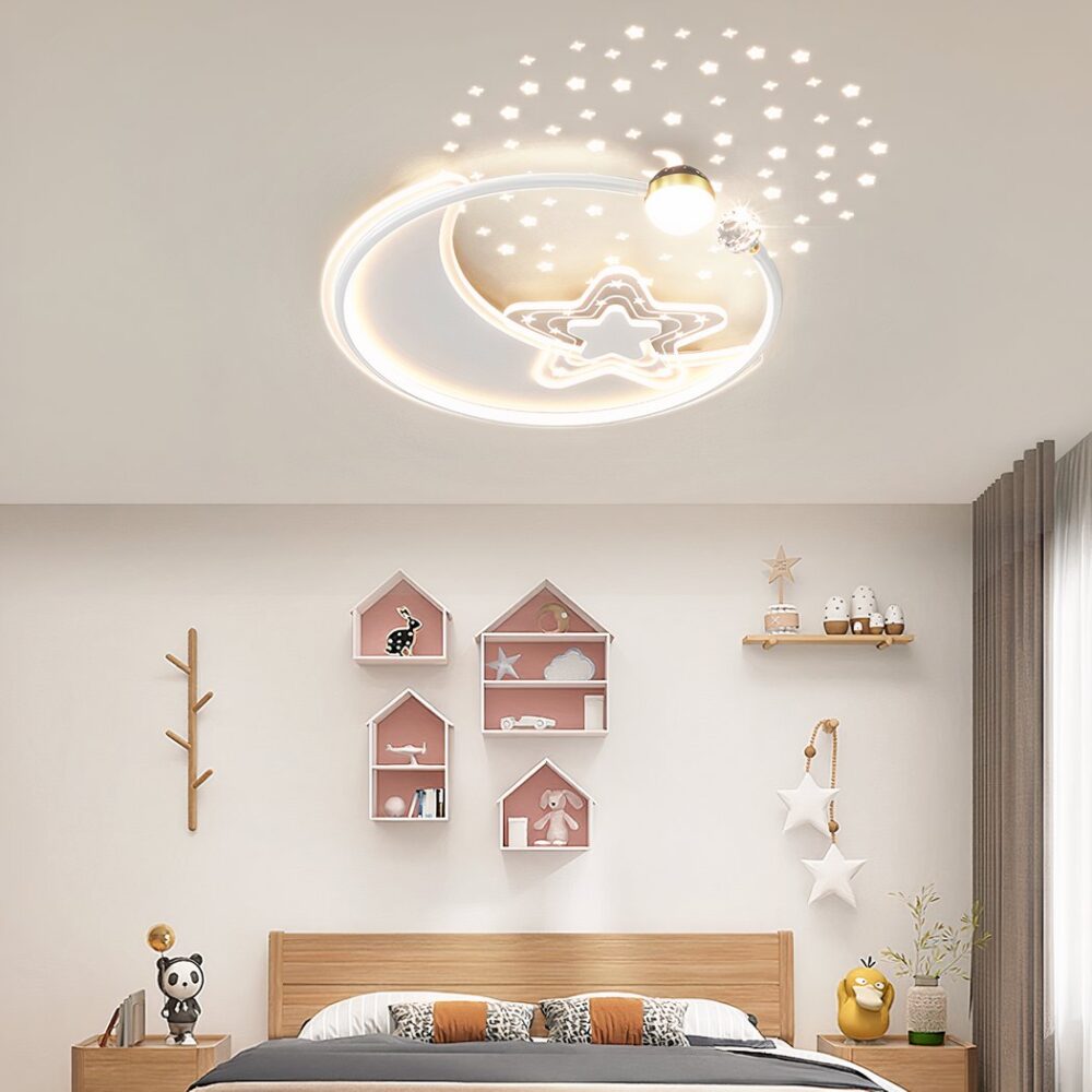 Lustre pour chambre enfant ciel étoilé, cercle constitué d'une lune et d'une étoile et de nombreuses étoiles projeté au plafond grâce aux ombres. Dans une chambre d'enfant