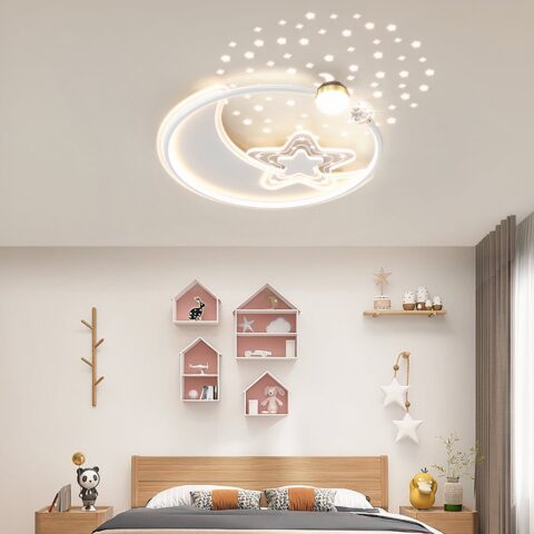 Lustre pour chambre enfant ciel étoilé, cercle constitué d'une lune et d'une étoile et de nombreuses étoiles projeté au plafond grâce aux ombres. Dans une chambre d'enfant