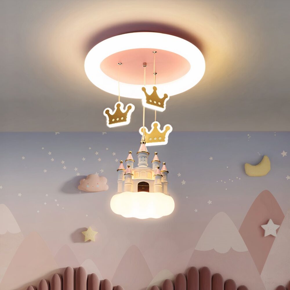 On peut voir un lustre au plafond avec un château et des couronnes. Parfait pour une chambre de fille.