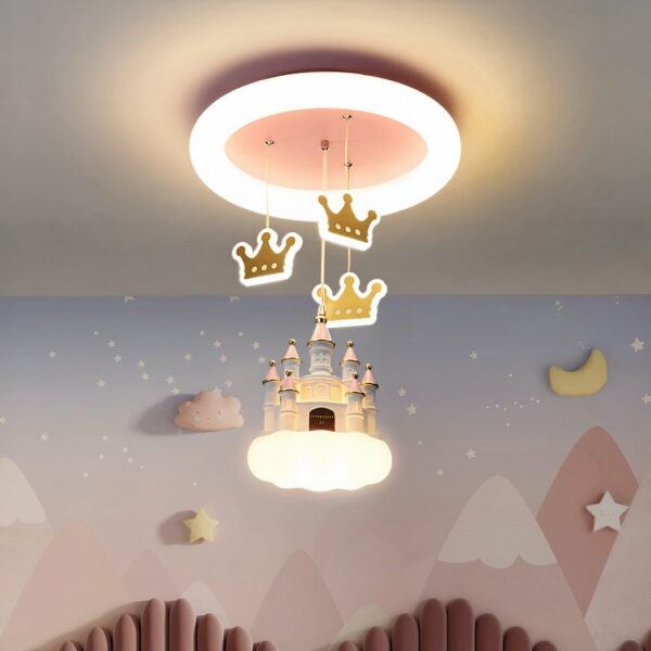 On peut voir un lustre au plafond avec un château et des couronnes. Parfait pour une chambre de fille.