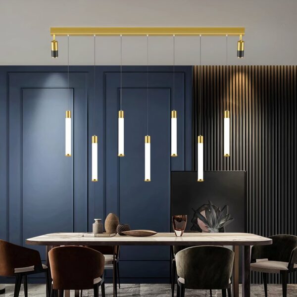 Lustre salle à manger doré au style moderne en alliage sur fond bleu avec une table