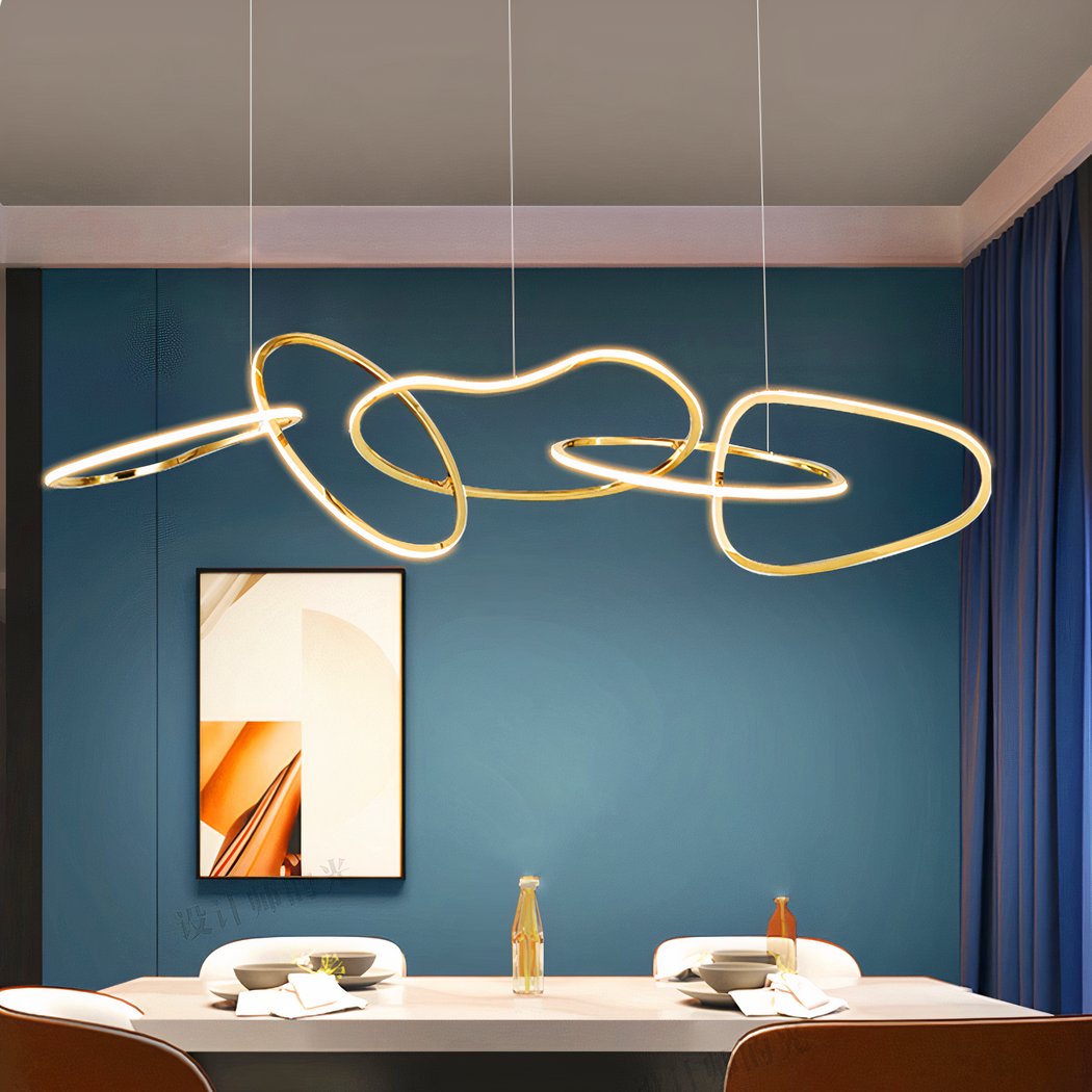Lustre salle à manger moderne avec anneaux lumineux sur fond bleu avec une table