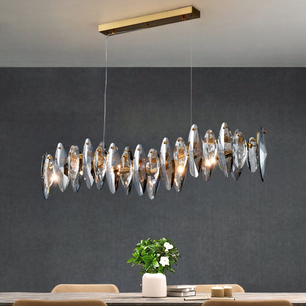 Lustre salle à manger moderne en cristal et acier inoxydable sur fond gris