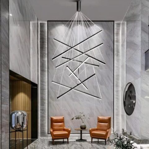Lustre salon noir à design moderne en aluminium sur fond gris avec deux fauteuils marrons