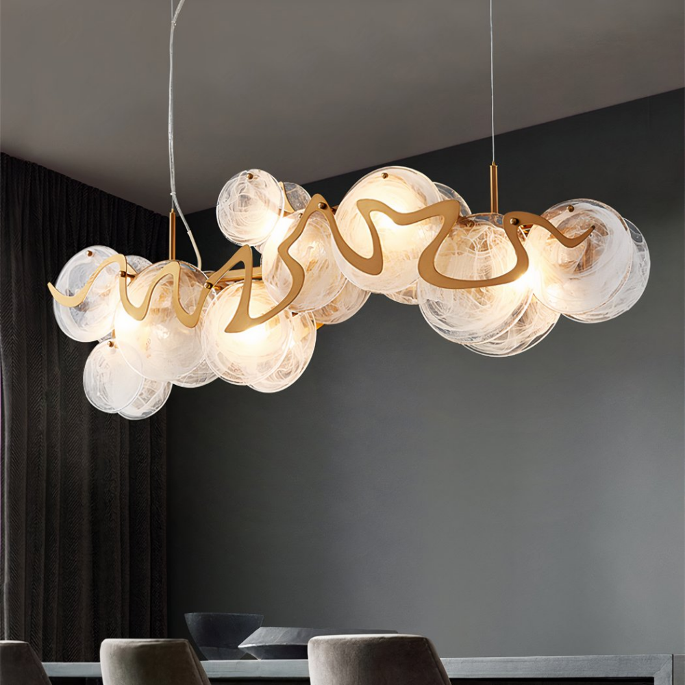 Lustre salon suspendu à design moderne en verre sur fond gris
