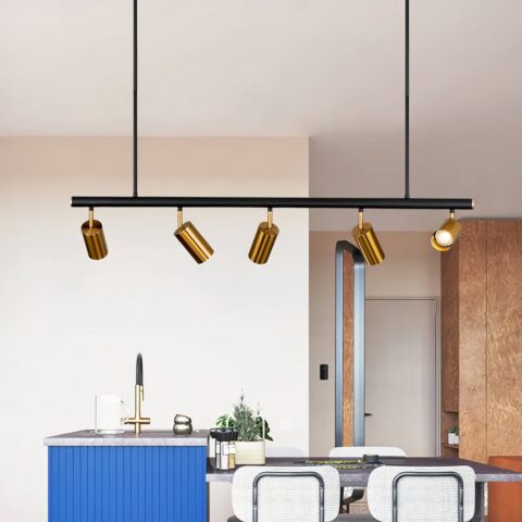 Lustre scandinave LED avec têtes dorées orientables dans une cuisine bleu un peu vintage