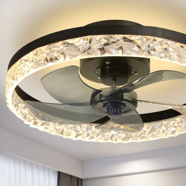 Lustre ventilateur avec luminaire LED décoration diamant sur un plafond
