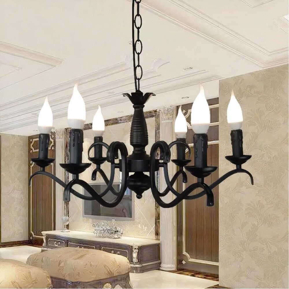 Dans un salon accroché au plafond on voit un lustre en fer forgé noir style chandelier.
