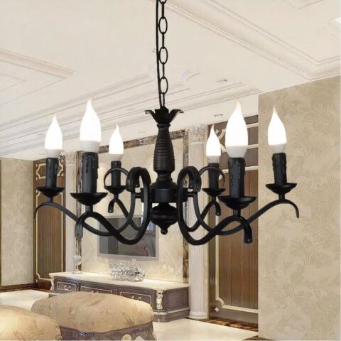 Dans un salon accroché au plafond on voit un lustre en fer forgé noir style chandelier.