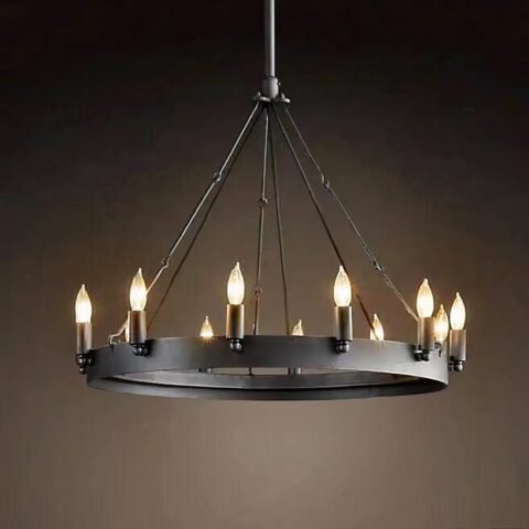 Sur un fond noir on voir un grand lustre vintage style plafonnier noir.