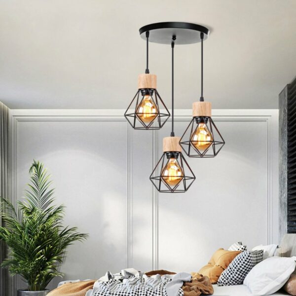 suspension à 3 lampes avec abat-jour en bois et métal dans une chambre au desssu d'un lit