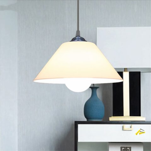 Suspension abat-jour moderne blanche présentée dans un intérieur