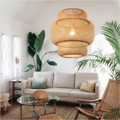 Suspension bambou lanterne tisséeSuspension bambou lanterne tissée à la main sur fond blanc avec un canapé et des plantesà la main