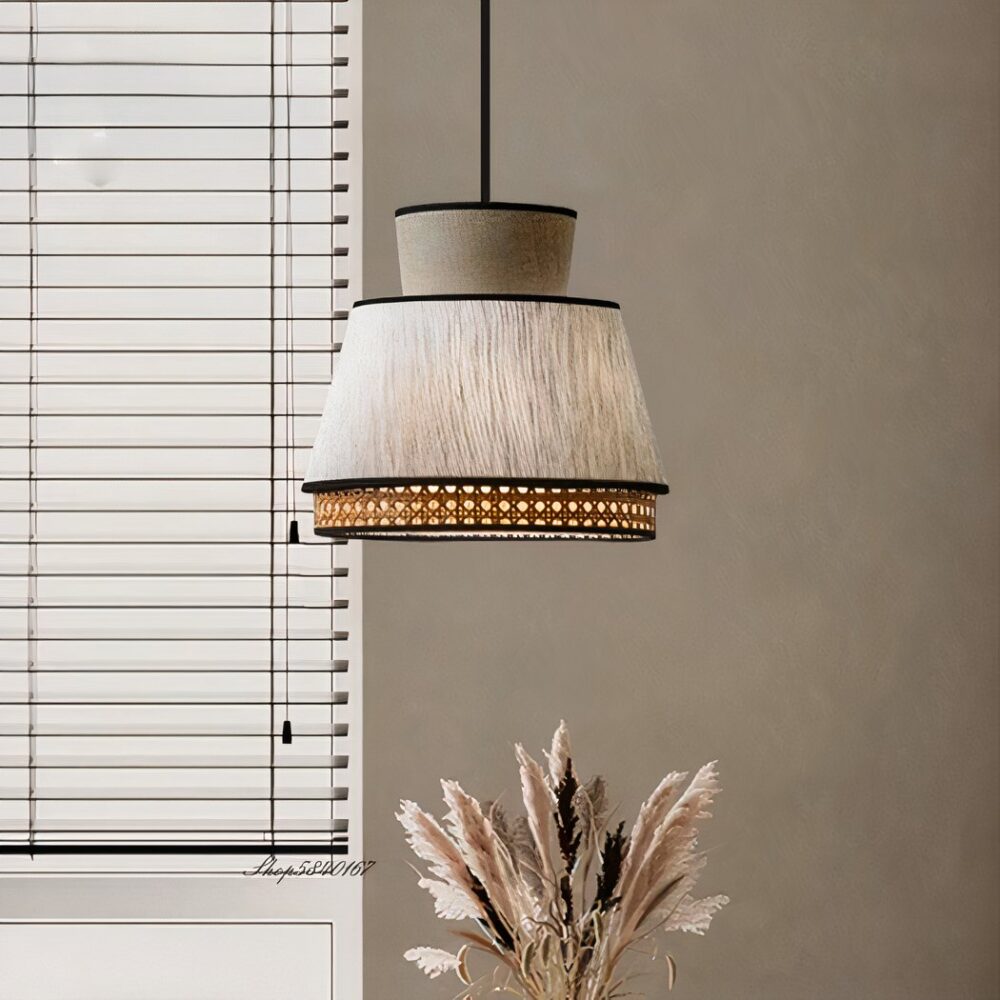 Suspension cannage grise de style vintage en tissu sur fond gris avec des stores à gauche