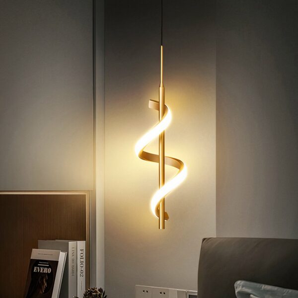 Suspension chambre design LED, suspendu sur une tige noir et lampe de couleur dorée
