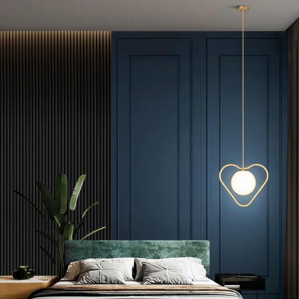 Suspension de chambre en forme de coeur design, dans une chambre au-dessus d'un lit avec un mur bleu