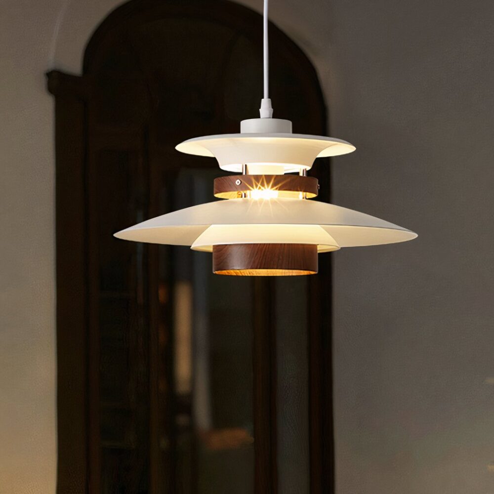 Suspension de couloir au design nordique, composé de deux soucoupe blanche separé par des cercles en bois marron