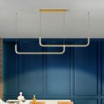 Suspension de cuisine LED en métal, de couleur dorée, dans une cuisine avec un mur bleu