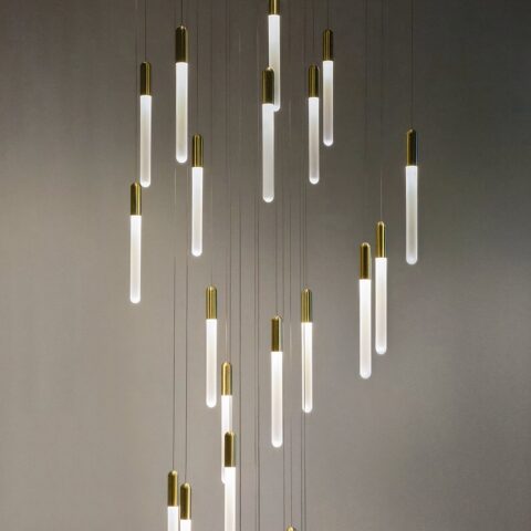 Suspension dorée au design nordique avec vingt-cinq têtes sur fond gris