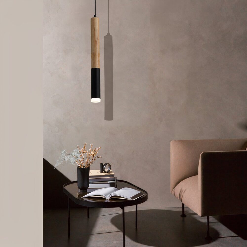 Suspension en bois LED en forme de tube de couleur noir et beige, suspendu au dessus d'une table basse
