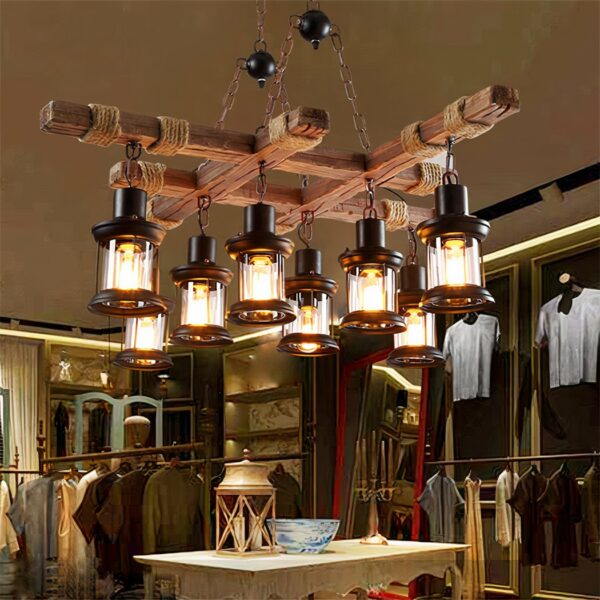 Suspension en bois vintage à 8 lanternes, armature quadrillée en bois avec lanterne noires suspendues, au dessus d'un table