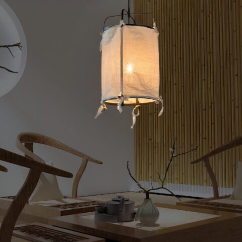 Suspension en lin style lanterne, avec armature noire, avec lumière allumée au dessus d'une table