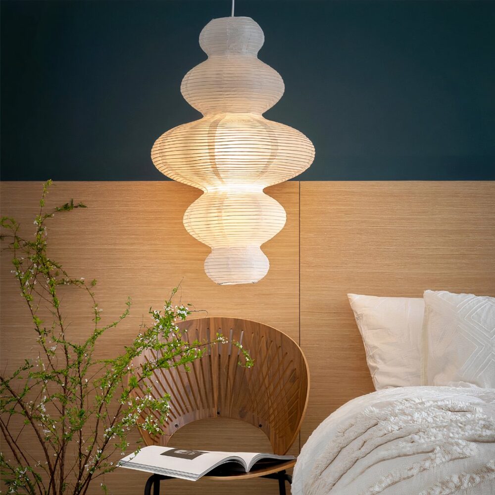 Suspension en papier japonais design, sous forme de plusieurs boules de tailles différentes collées, suspendu dans une chambre à coucher