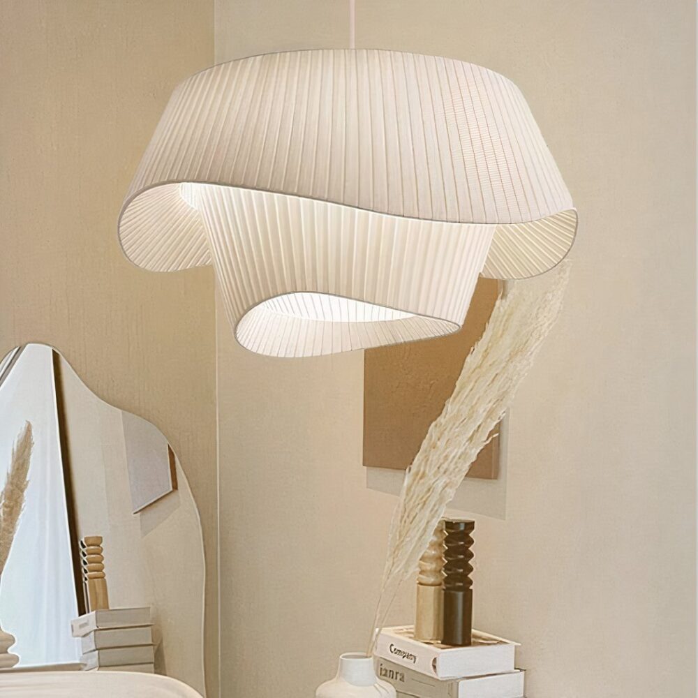 Suspension en papier japonais design et moderne, de couleur blanche dans un pièce blanche