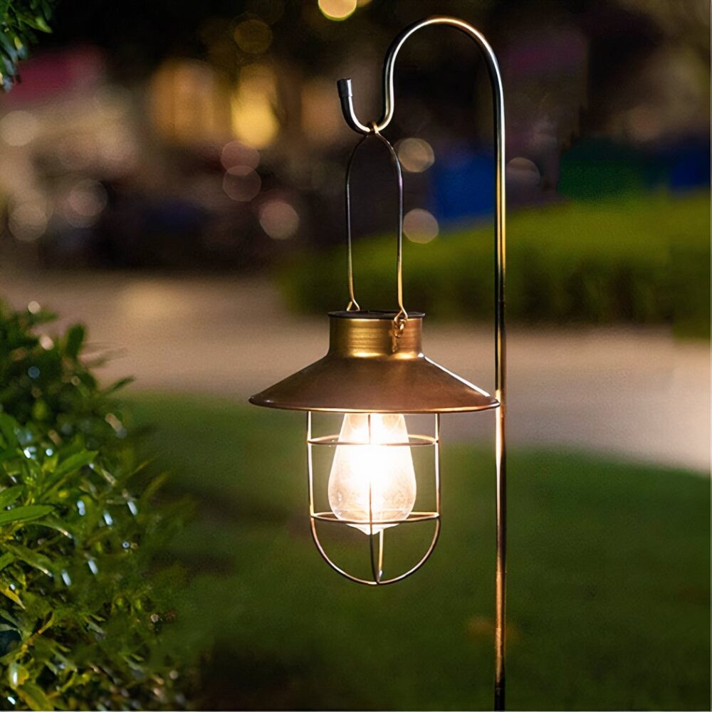 Suspension extérieur LED solaire et rétro sur fond vert la nuit