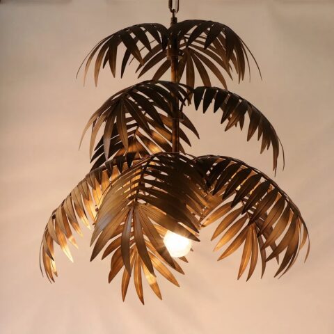Suspension feuille style moderne présentée sur fond beige