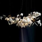 Suspension feuille blanche fine et élégante présentée sur fond noir