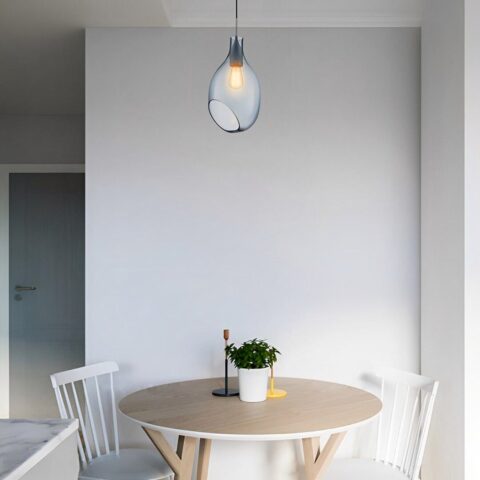 Suspension goutte d'eau en verre au design nordique bleu au dessus d'une table de salle à manger