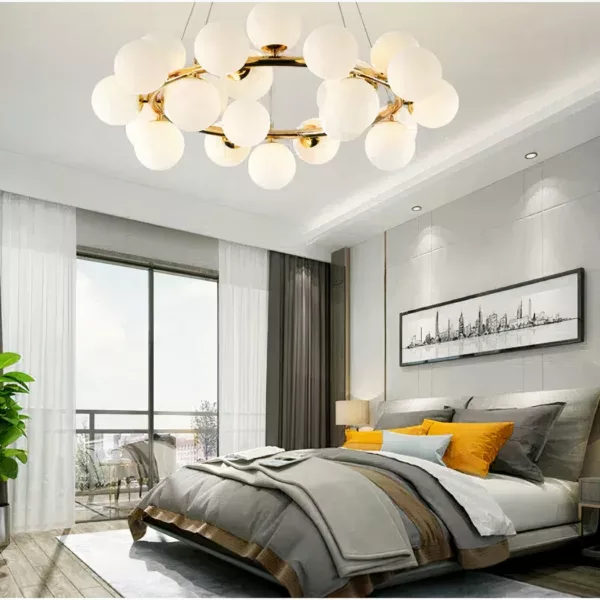 Suspension grappe LED bulles blanches et structure dorée présenté suspendu dans une chambre