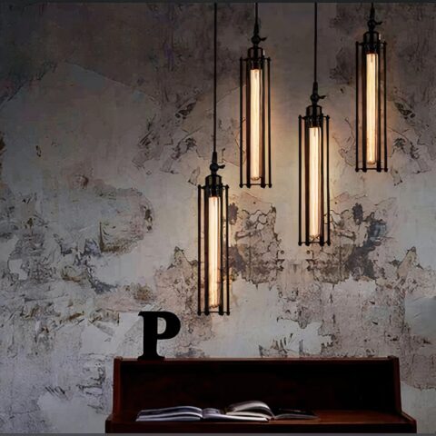 Suspension industrielle vintage rétro présentée plusieurs fois au dessus d'un meuble noir
