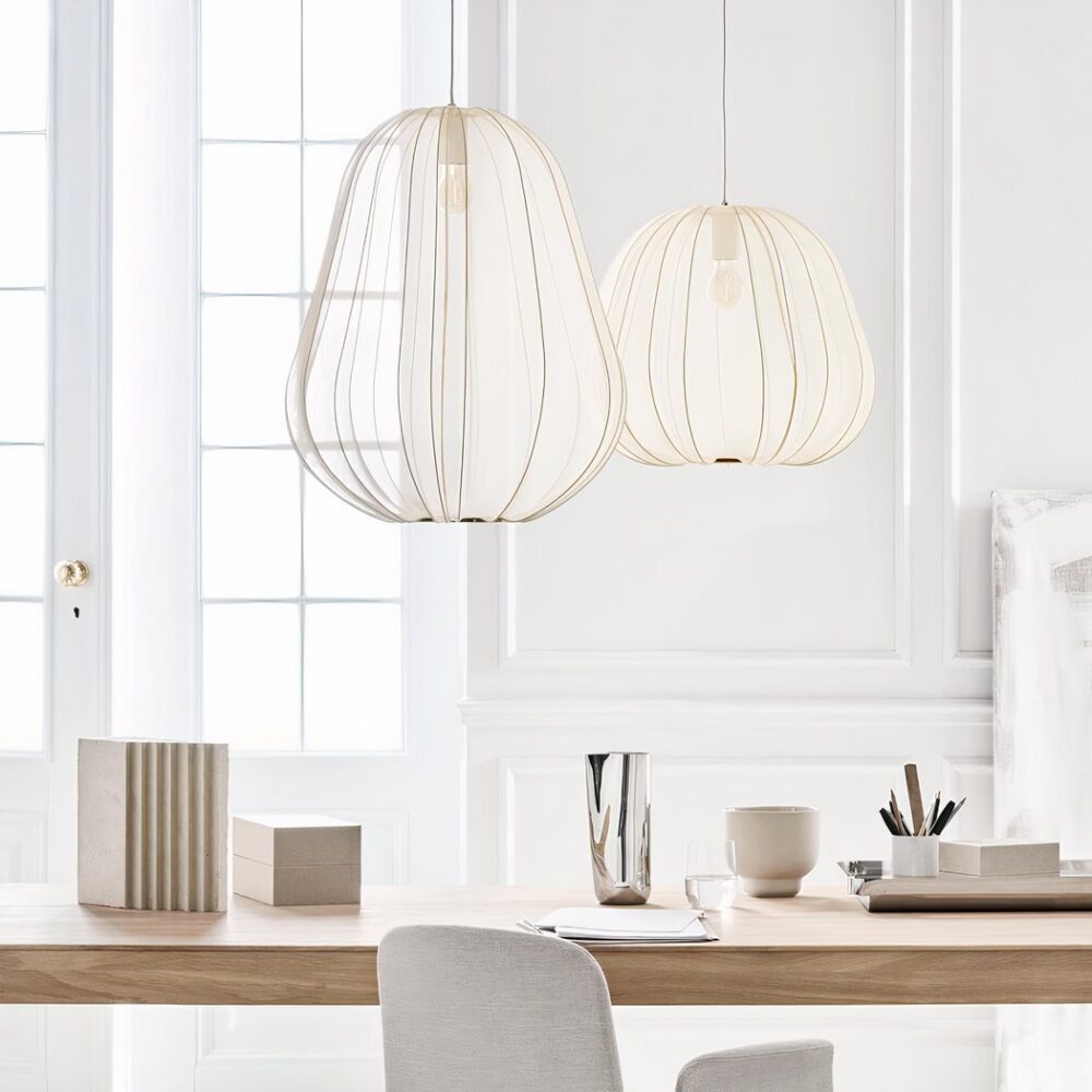 Suspension japonaise ronde à étages en tissus blanc au dessus d'un burau simple en bois