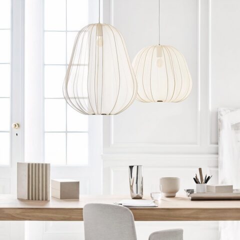 Suspension japonaise ronde à étages en tissus blanc au dessus d'un burau simple en bois