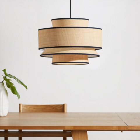 Suspension japonaise ronde à étages en tissus au dessus d'une table à manger avec une chaise en bois