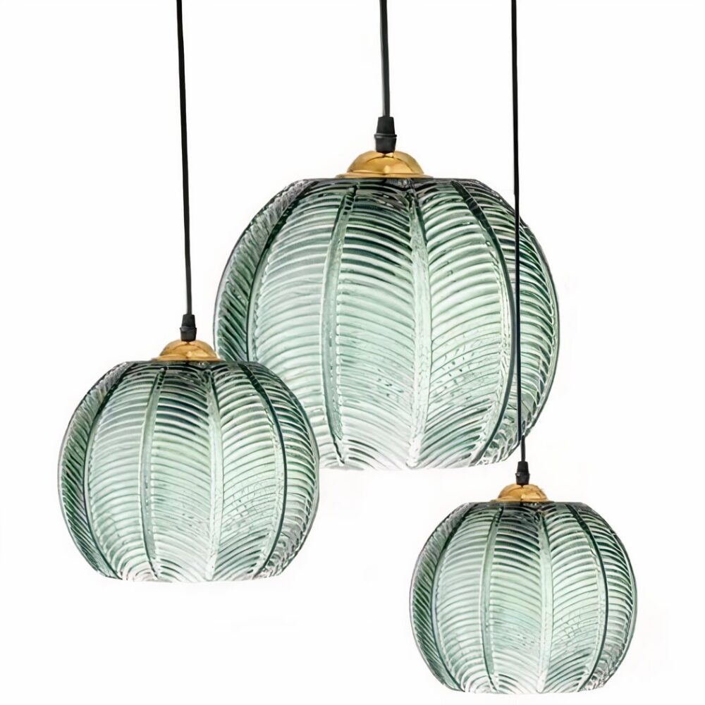 Suspension jungle en verre au design nordique présentée en plusieurs tailles sur fond blanc
