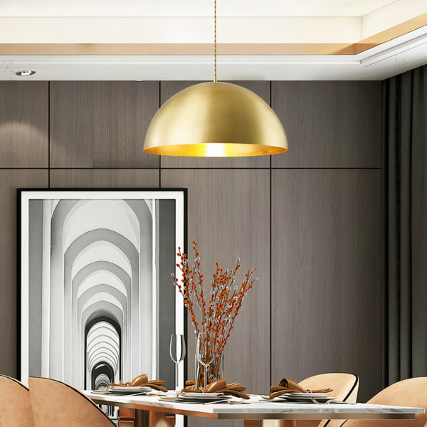Suspension laiton LED dorée de style vintage sur fond gris avec un tableau et une table avec des chaises