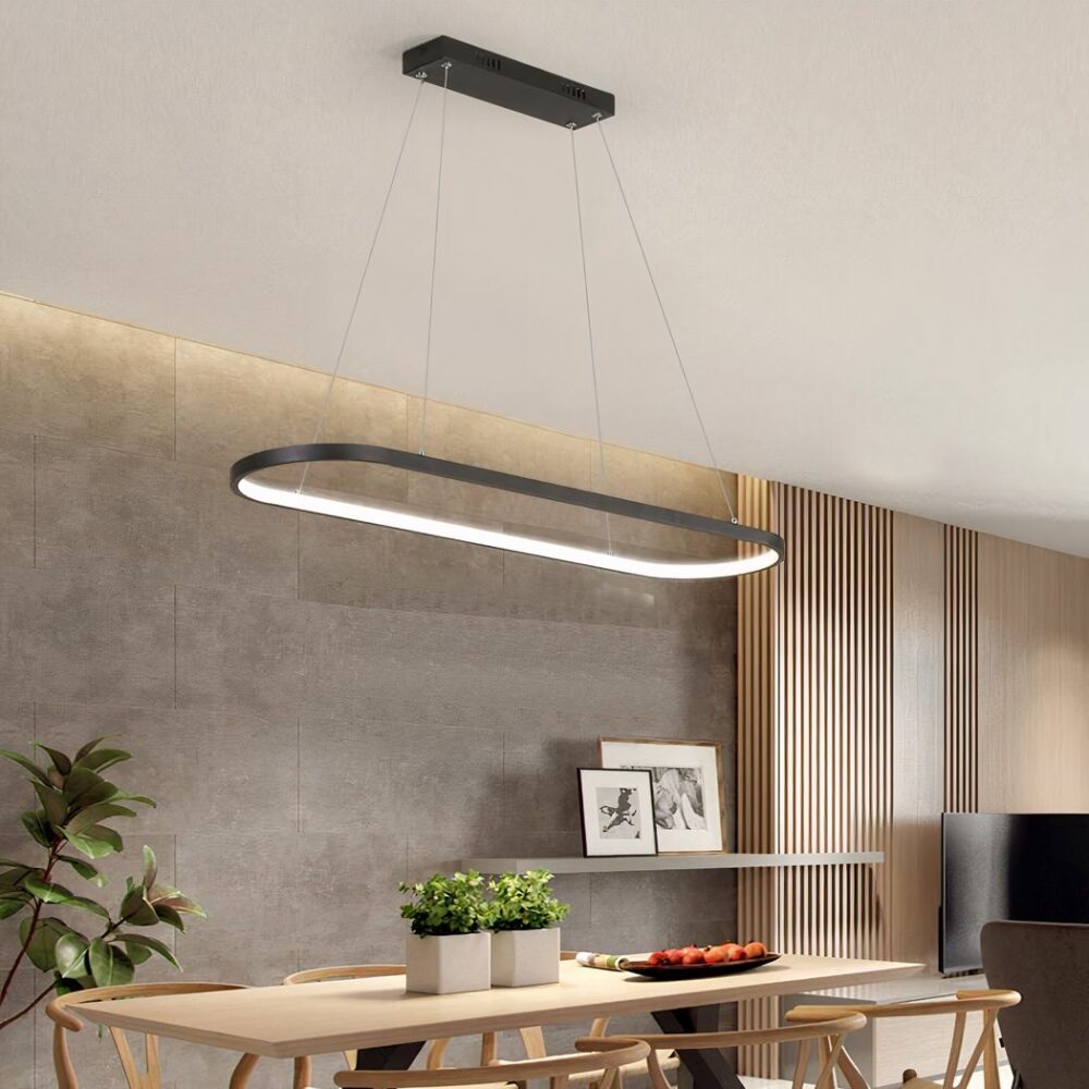 Suspension LED contemporaine ovale au dessus d'une table de salle à manger