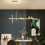 Suspension libellule décorative au dessus d'une table à manger dans dans un décor design