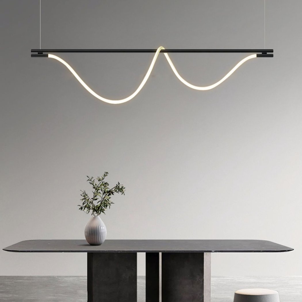 Suspension loft LED en acier noir au dessus d'une table de salle à manger